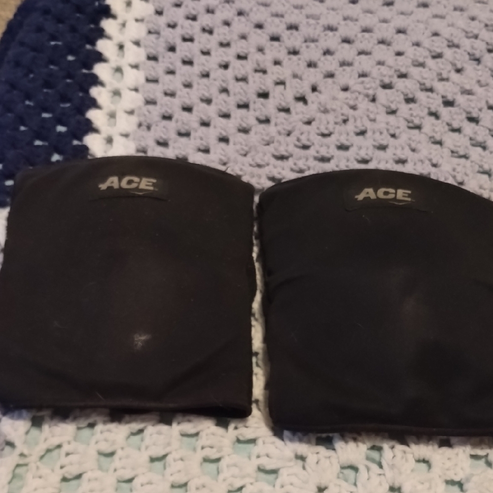 ACE Black Knee Pads